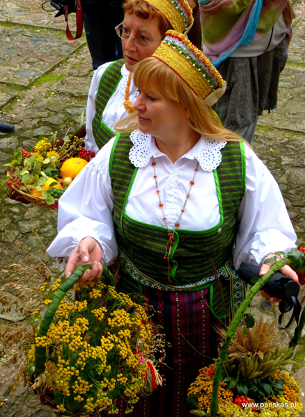 Seinų moterys neša prie bažnyčios šių metų derlių