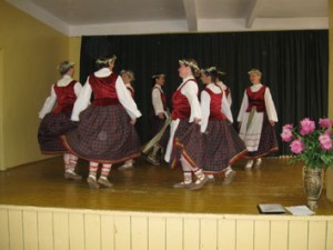 Scenoje moterų tautinių šokių grupė „Vijoklė”