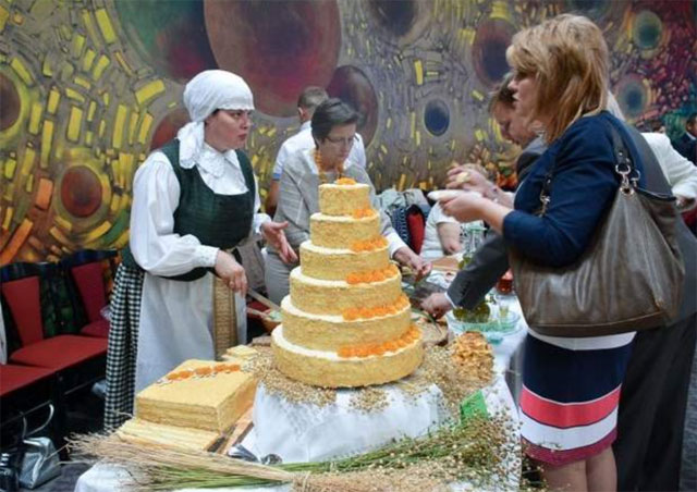 Renginyje dalyvavo torto kepėja Regina Pykienė ir LKN kaimo kapela „Klumpė”.