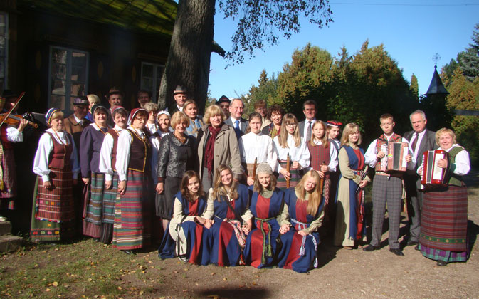 Svečiai su ansambliečiais  J. Černelio nuotr.