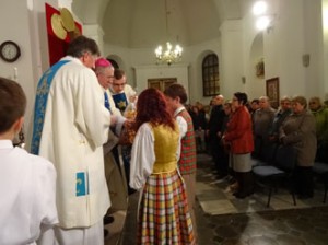 Lietuvių delegacija teikia dovanas