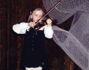 Jūratė Birgelytė groja smuiku