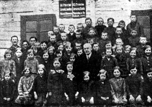 Vaičiuliškių "Ryto" mokyklos mokiniai su mokytoju