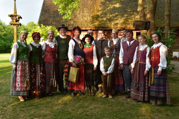 „ALNA” su festivalio vedėja etnomuzikologe Loreta Sungailiene ir jos sūneliu
