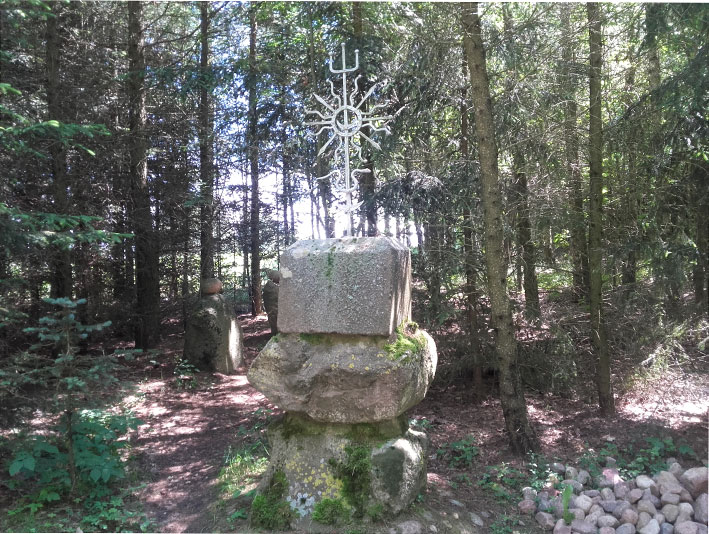 Baltiškasis kryžius su senovine simbolika
