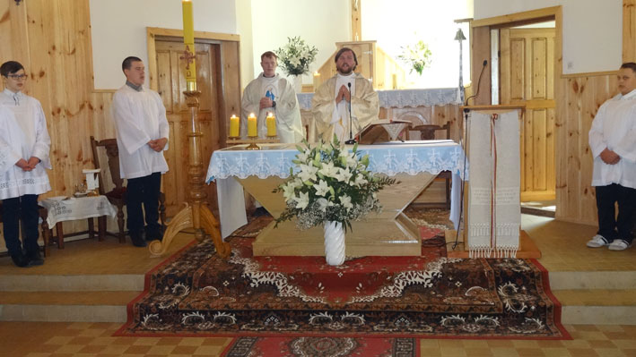 Šv. Mišias aukoja kun. Mindaugas Bernatavičius (kairėje) iš Vilniaus ir Seinų parapijos vikaras kun. Petras Gucevičius