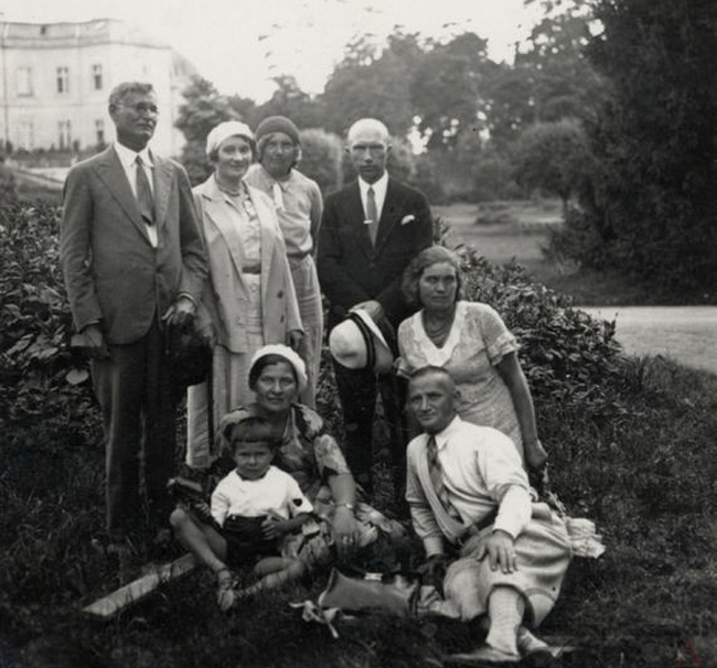 Kazys Grinius su šeima ir draugais poilsiauja grafo Tiškevičiaus  parke Palangoje virtualios-parodos.archyvai.lt nuotr.