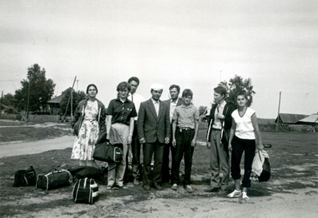 Tremtyje pas Sigitą Tamkevičių. Romas Žemaitis – trečias iš kairės (baltais marškiniais) (1987 m.)